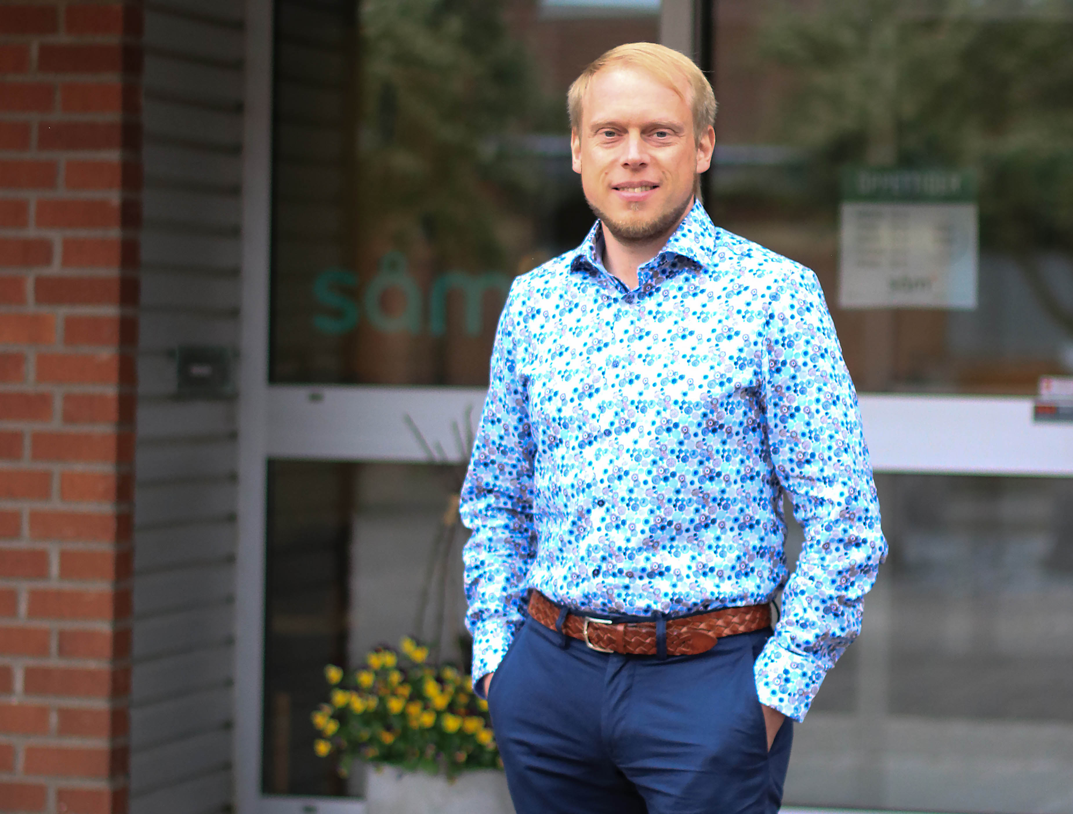 Jonatan Rosenquist, blivande förbundsdirektör för SÅM står utanför SÅM:s entré. Han är blond, har skägg och bär blå byxor och en blåmönstrad skjorta.