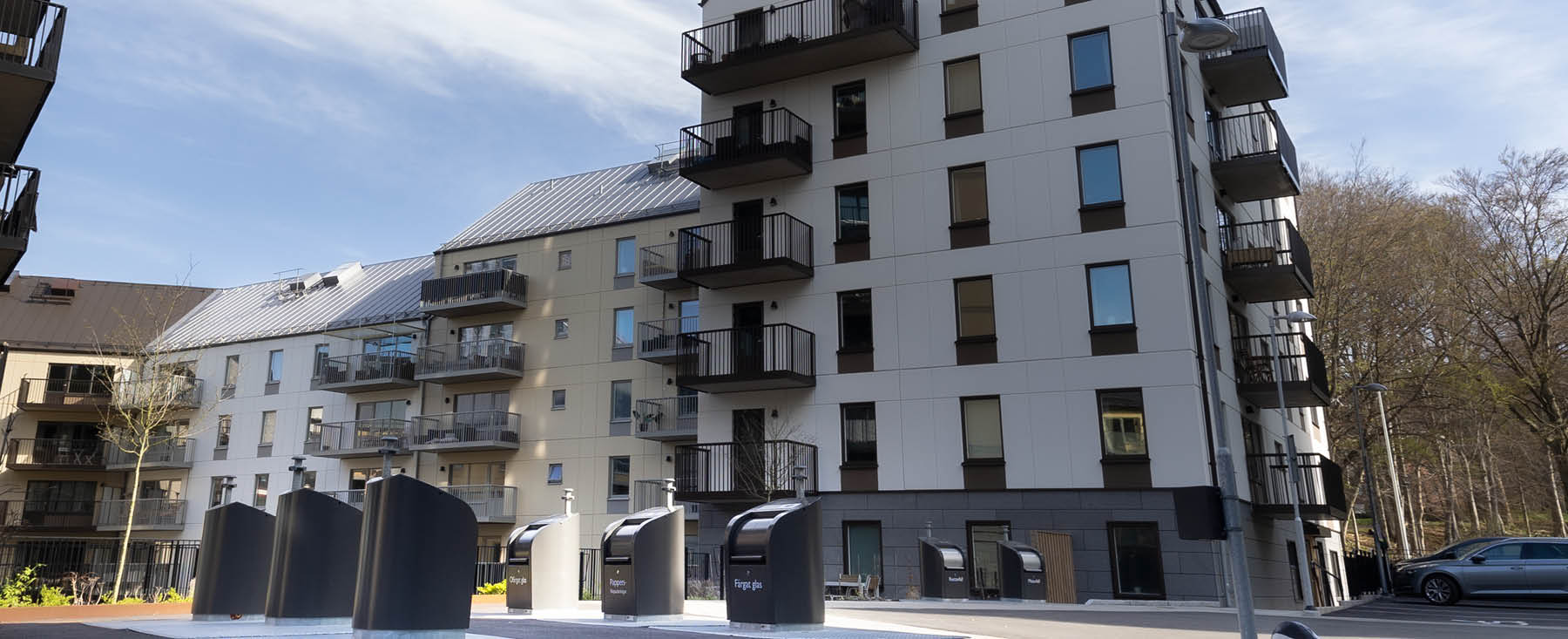 Underjordsbehållare i ett område med flerbostadshus.